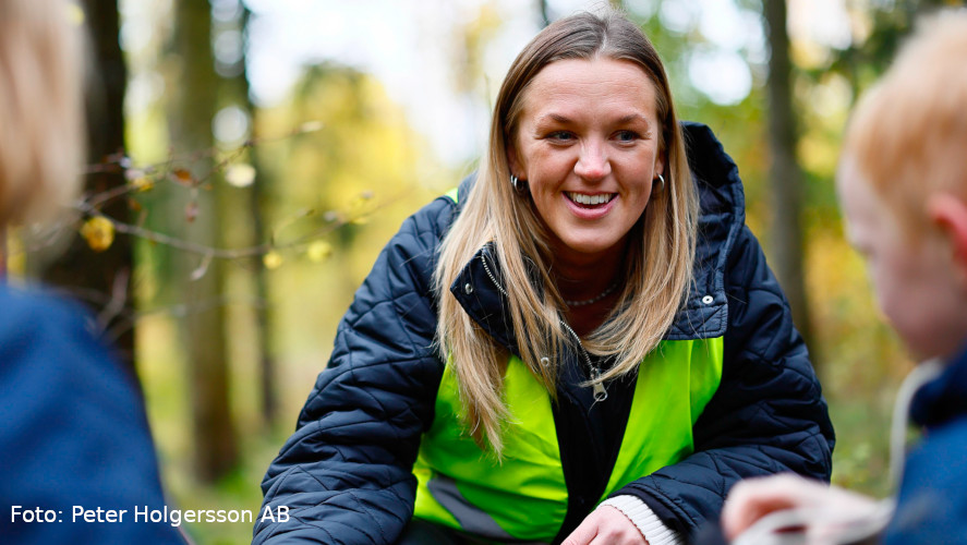 Lärare undervisar i utomhusmiljö